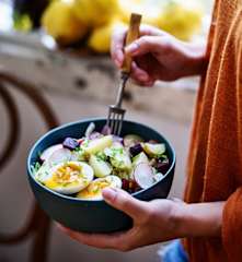 Salada de beterraba, batata e ovo mole