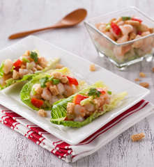 Krewetki z warzywami na liściach sałaty
