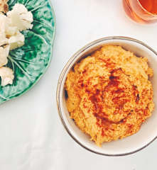 Dip de húmus de cenoura assada com palitos de vegetais crus