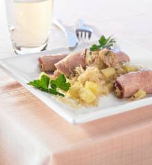 Kasseler-Röllchen auf Sauerkraut-Kartoffel-Beilage