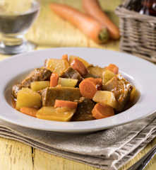 Spezzatino di seitan con patate e carote