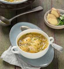 Frühstückssuppe mit gedämpftem Huhn