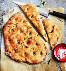 Focaccia au romarin et tomates séchées