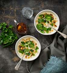 Yoghurt soup with chickpeas and garlic chilli oil