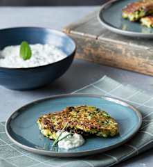 Hamburguesas de calabacín con salsa tzatziki