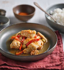 Poulet aux oignons, olives et poivron, riz vapeur