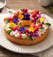 Blüten-Beeren-Torte