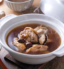 黑蒜鮑魚燉雞湯