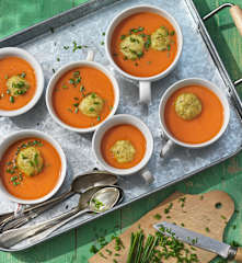 Paradeisersuppe mit Käseknöderl