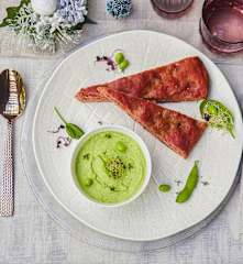 Crema di edamame e spinaci con focaccia alla barbabietola (vegan)
