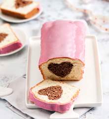 Babka z kakaowym sercem z chili