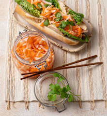 Vietnamesisch eingelegte Karotten mit Rettich (Do Chua)