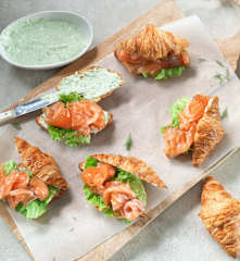 Croissants de salmón, crema de queso y lechuga