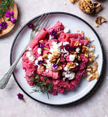 Pâtes à la sauce de betterave et à la feta