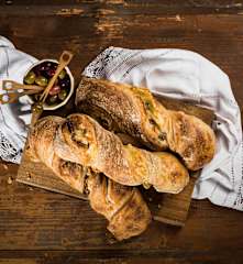 Pan raíz de parmesano, aceitunas y nueces con masa madre (larga fermentación)