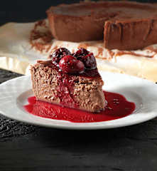 Βασκικό cheesecake με σοκολάτα και κομπότ κερασιού