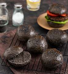 Czarne bułki do burgerów
