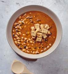Zuppa di fagioli all’occhio a Cottura Lenta con pane al farro