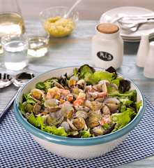 Sałatka z owocami morza i sosem porowym