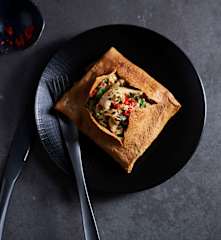 Tortilla thai rellena de pollo