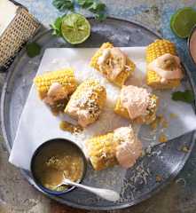 Maíz al vapor con mayonesa de chipotle y salsa de cilantro