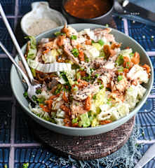 Ensalada de sobras de pollo y kimchi