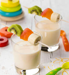 Spiedini di frutta con emulsione allo yogurt e arancia