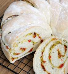 Pão recheado com abobrinha e tomate seco