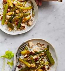Céleri-branche sauté, sauce asiatique et riz complet