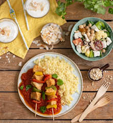 Szaszłyki z łososia z sosem pomidorowo-ananasowym i kuskusem; Sałatka z kalafiorem curry; Drink Virgin Piña Colada