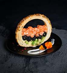Aro de hojaldre con tartar de salmón y ajoblanco