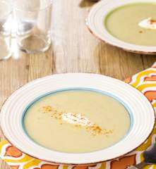 Crema fredda di piselli con yogurt greco e paprika