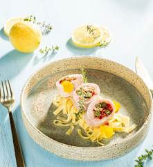 Sommerliche Putenrouladen auf Zitronentagliatelle