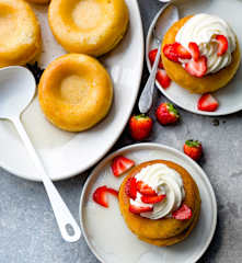 Babas au rhum et fruits rouges