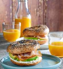 Bagel con carpaccio di pesce spada e avocado