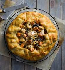 Galette de pollo, batata y champiñones