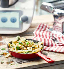 Farfalle maison au persil et pesto de tomates séchées