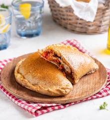 Orkiszowe calzone z wołowiną i warzywami