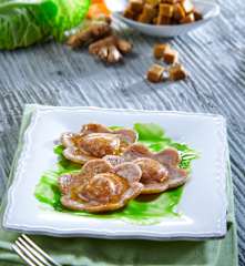Ravioli di seitan al vapore su crema di verza e patate