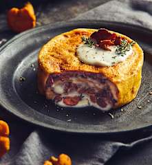 Tortini di crêpes alla zucca con guanciale e finferli