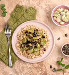 Bób na ostro z brązowym ryżem i pestkami dyni