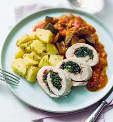Puten-Spinat-Röllchen mit Ratatouille und Kartoffeln