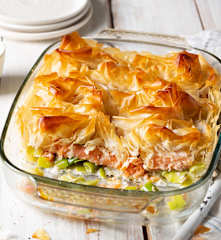 Pastel crujiente de puerros con salmón