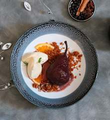 Spiced poached pears with vanilla cheesecake and gingernut crumb