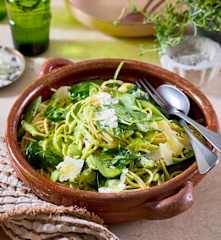 Spaghetti mit Erbsensauce, Spinat und Spargel