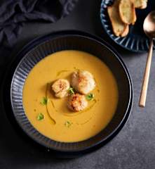 Zupa krem (bisque) z przegrzebkami, crostini z rozmarynem i cytrynową oliwą