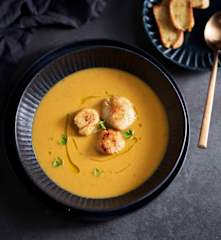 Jakobsmuschelsuppe mit Rosmarin-Crostini und Zitronenöl