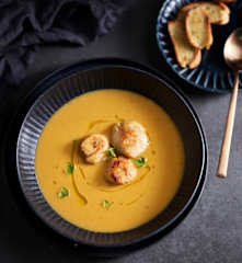 Bisque con capesante, crostini e olio al limone