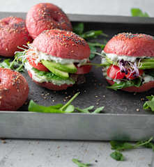 Lyserøde bagels med kylling, avocado og grønt