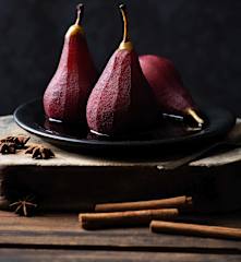 Σιγομαγειρεμένα αχλάδια σε κόκκινο κρασί